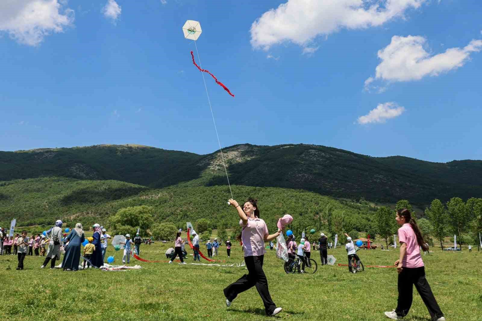 bilecik-te-gokyuzu-ucurtmalarla-renklendi