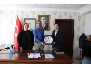 Kaymakam, Yılın Doktoru Hakan Ünek’i Tebrik Etti