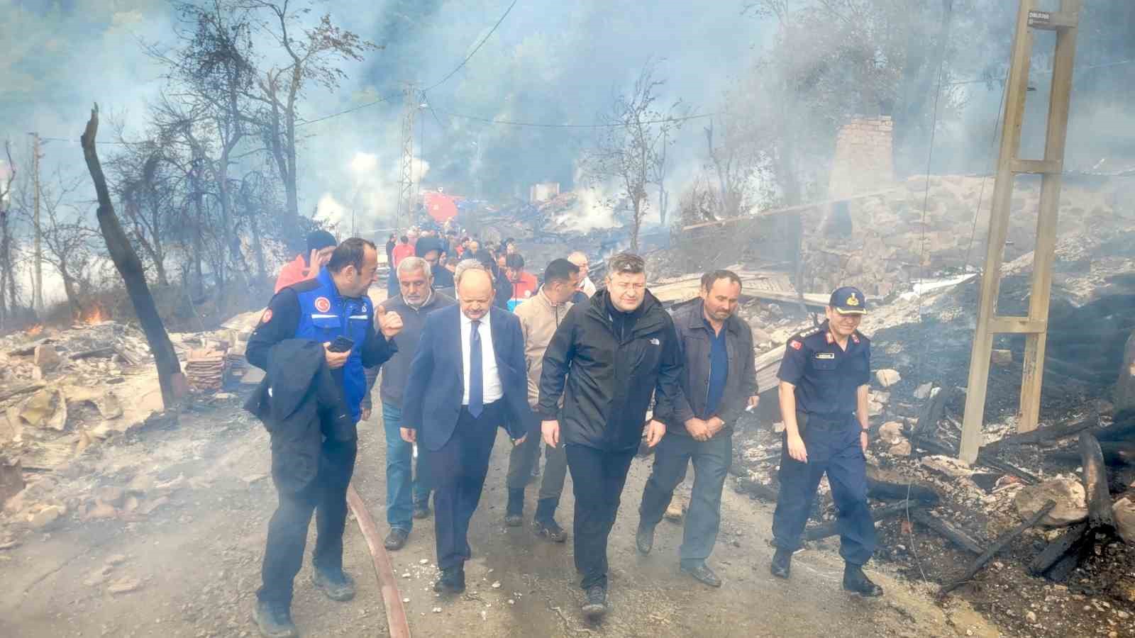 vali-meftun-dalli-dan-11-evin-kule-dondugu-yanginla-ilgili-aciklama-kontrol-altinda-sogutma-calismalari-devam-ediyor