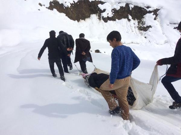 Kar Yolları Kapattı, Hasta Ambulansa 2 Kilometre Brandayla Taşındı