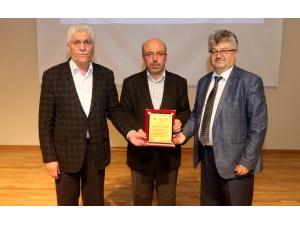 Aiçü’de “Gençliğin Kişilik İnşası” Konulu Konferans Düzenlendi