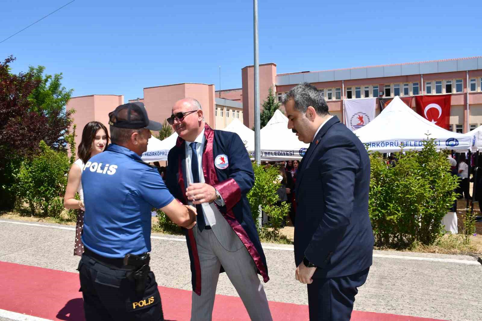 egitimin-yasi-yok-56-yasinda-diploma-aldi