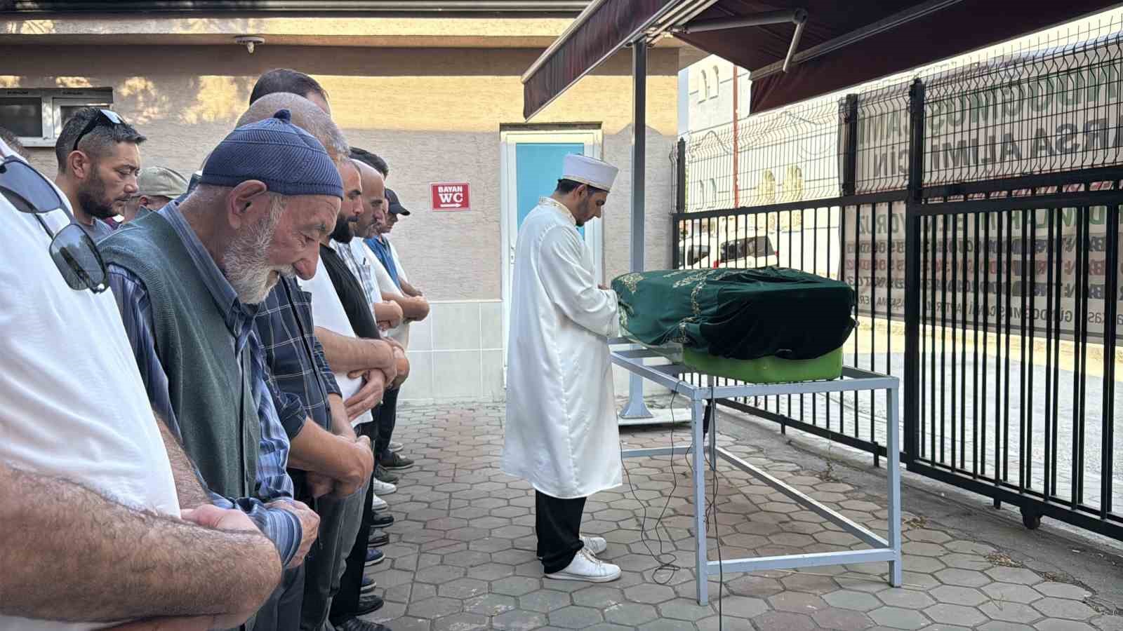 arkadasi-tarafindan-bicaklanarak-oldurulen-esnaf-son-yolculuguna-ugurlandi