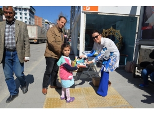 Bilecik Belediyesi Çocuklara Dergi Dağıttı