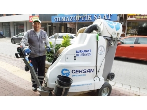 Burhaniye’de Sokaklara Modern Temizlik Aracı
