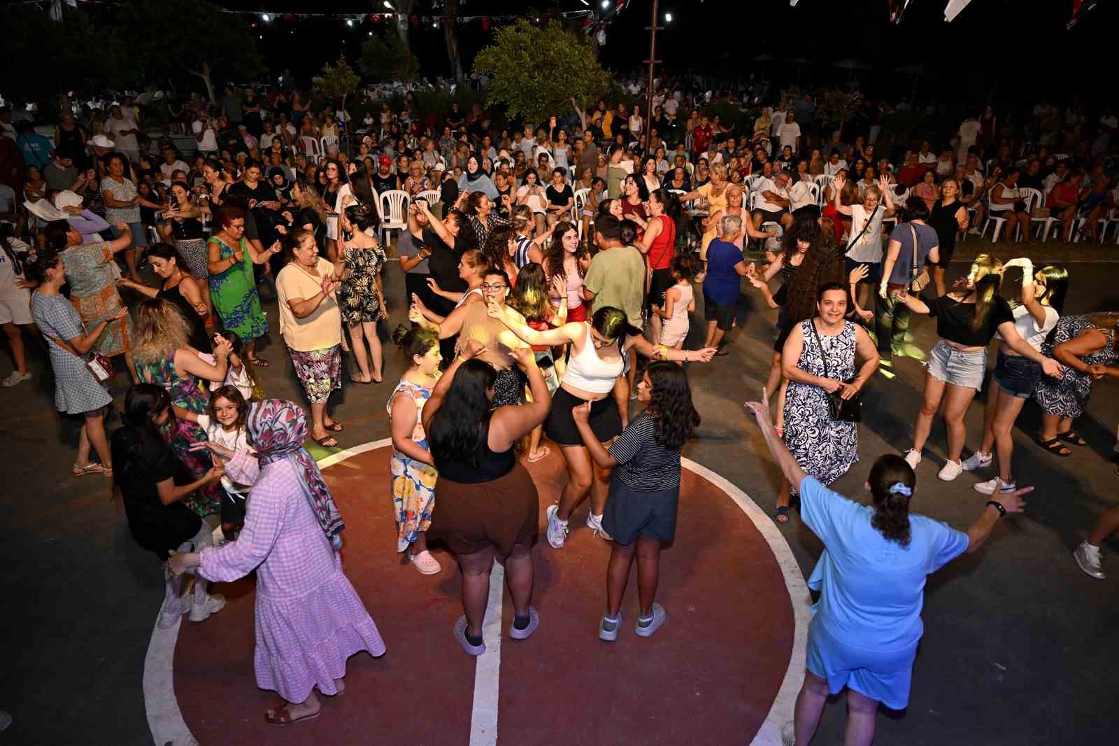 mersin-de-yaz-dostum-konserleri-vatandaslari-muzikle-bulusturuyor