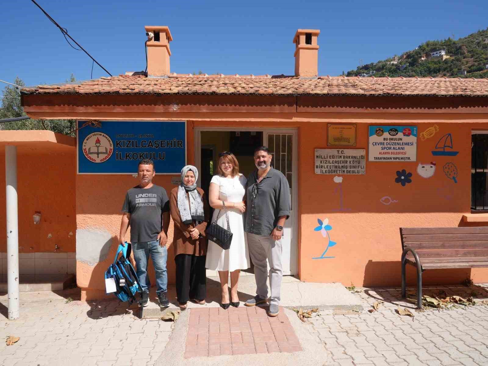 alanya-da-kirsaldaki-ogrencilere-canta-ve-kirtasiye-destegi