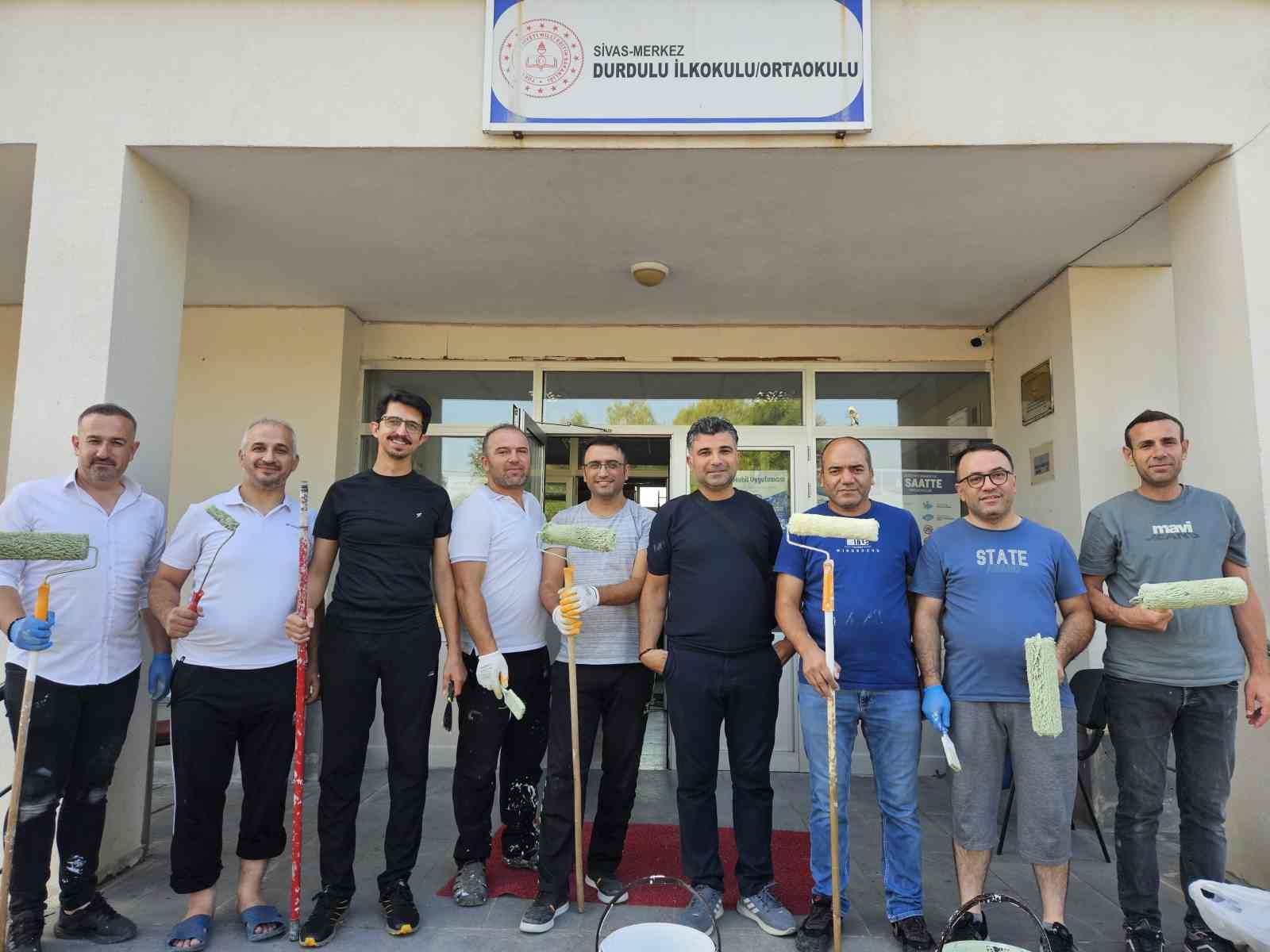 egitimciler-fircalari-eline-aldi-koy-okulunu-yeni-doneme-hazirladi