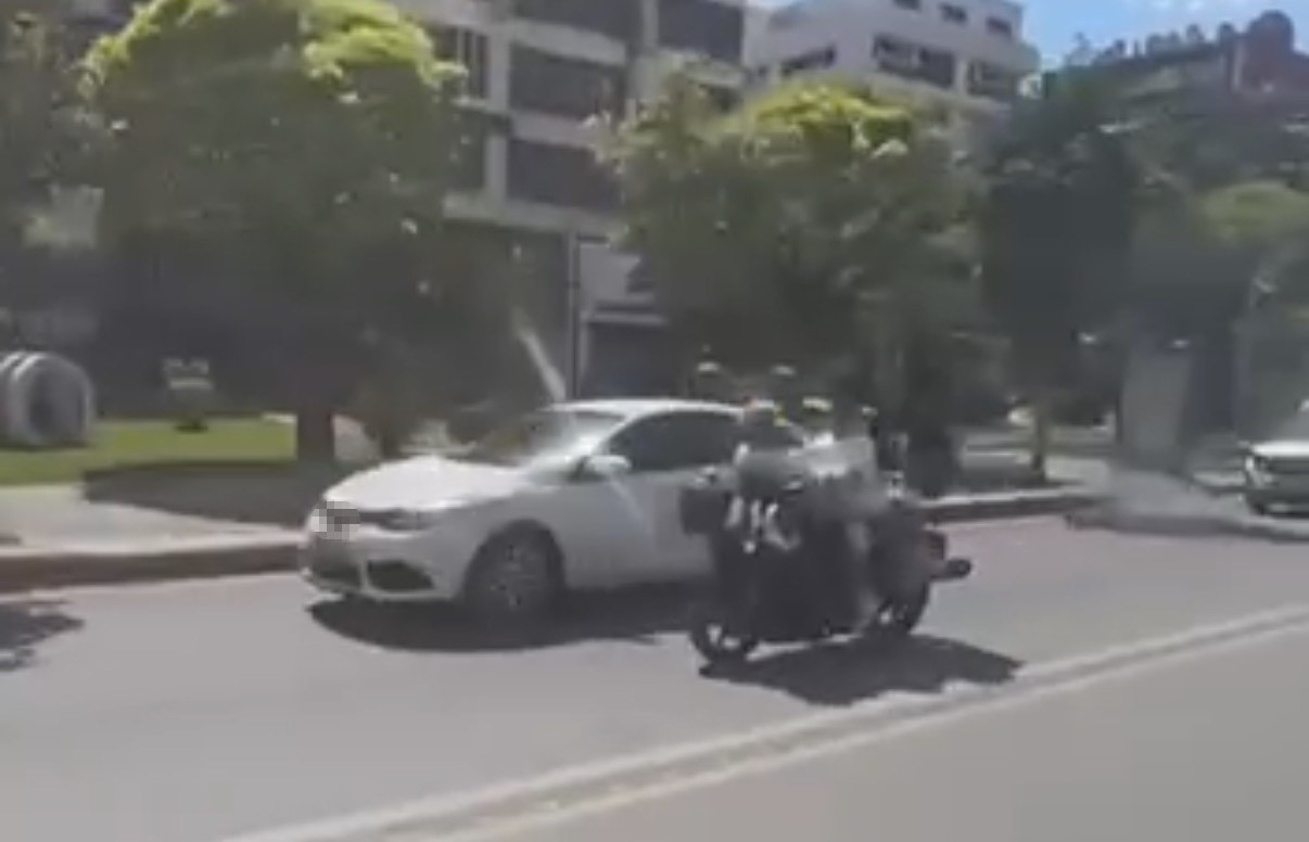 motosiklete-ters-oturarak-yaptiklari-kasksiz-yolculuk-pes-dedirtti