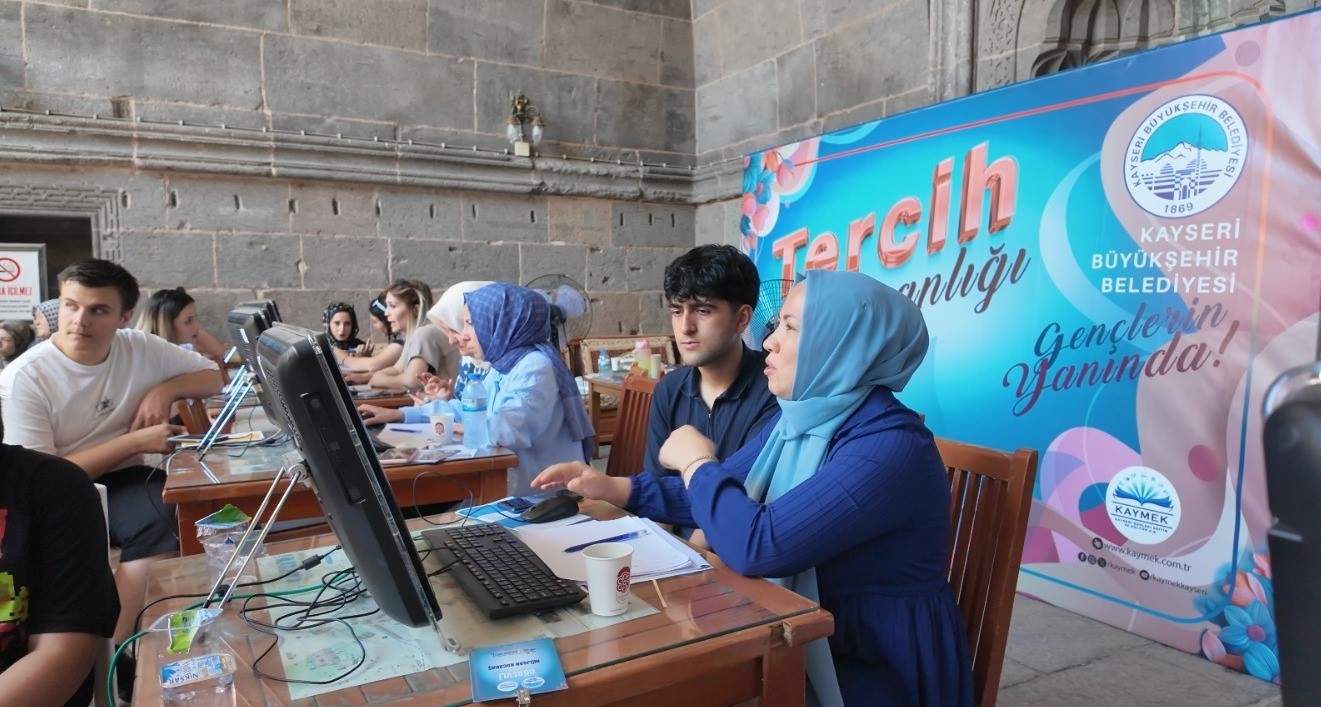 kayseri-buyuksehir-in-ucretsiz-yks-tercih-danismanligina-yogun-ilgi-genclerden-tam-not