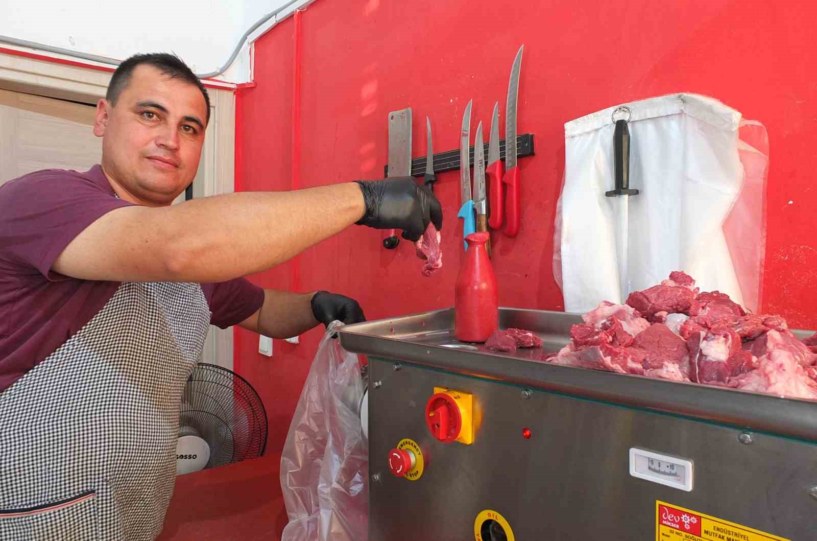 burhaniye-de-kasaplarin-kiyma-mesaisi-devam-ediyor