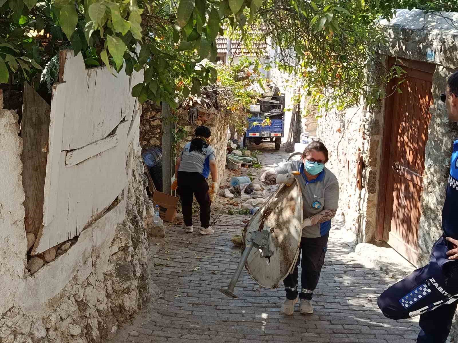 kotu-kokularin-yayildigi-cop-evden-5-ton-cop-cikarildi