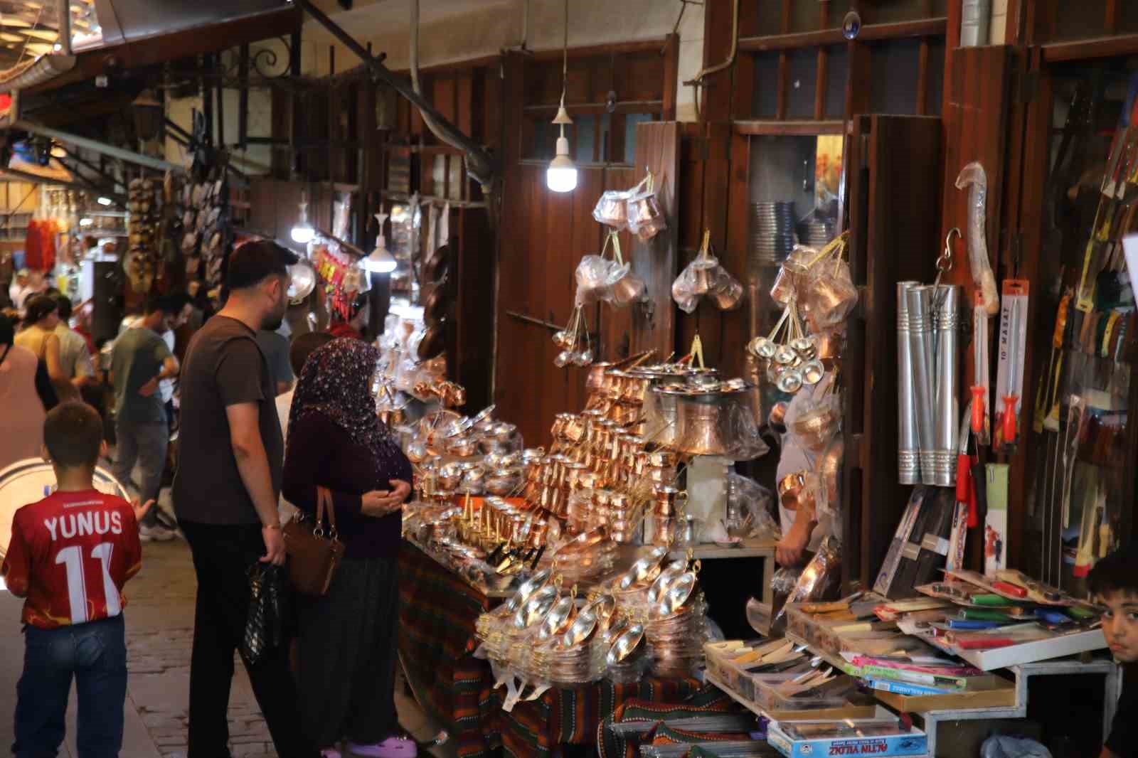 gaziantep-te-sicak-havaya-ragmen-bakircilar-carsisi-nda-yogunluk