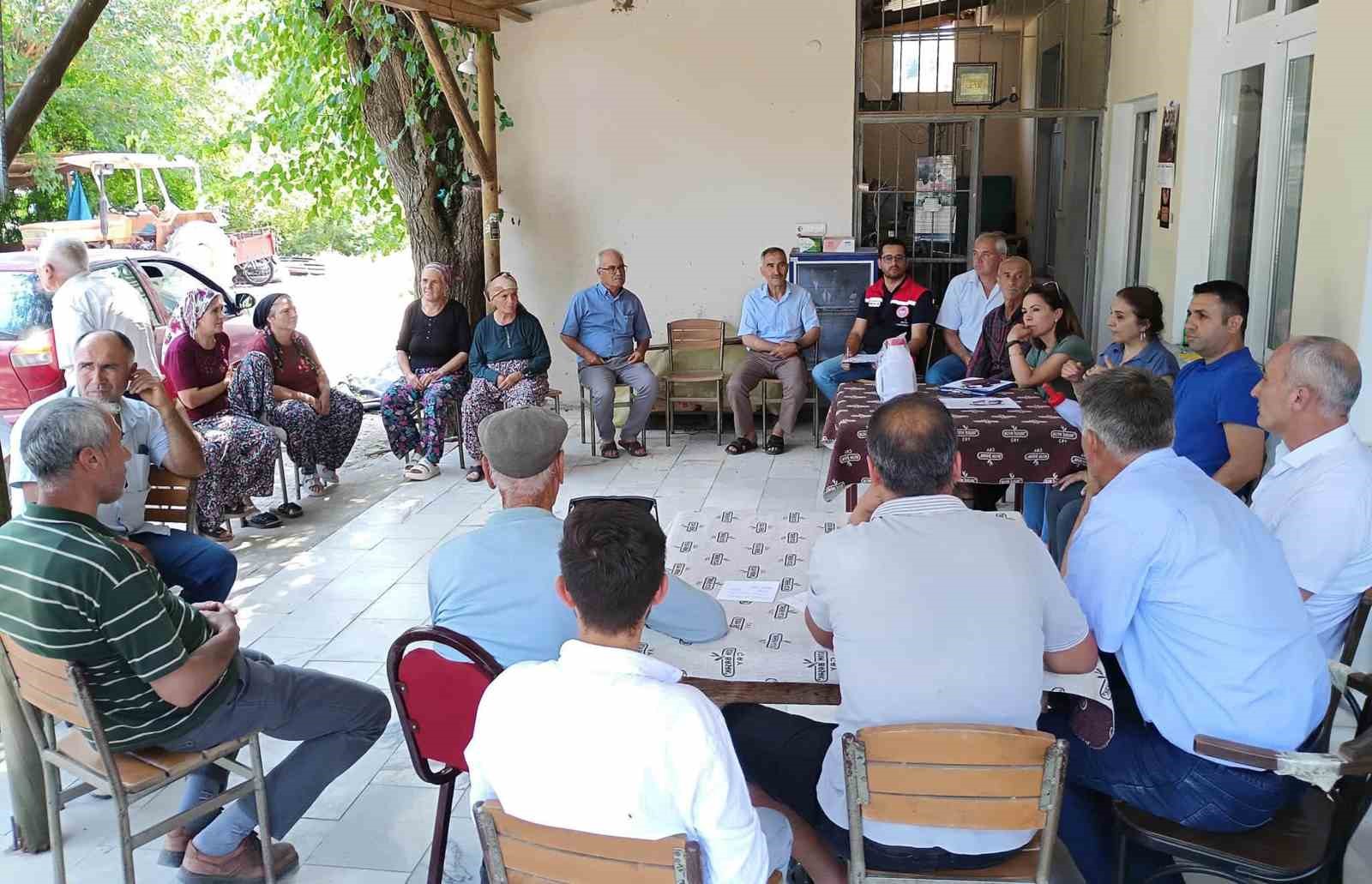 avcilar-mahallesi-nde-buzagi-bakim-ve-beslenmesi-egitimi