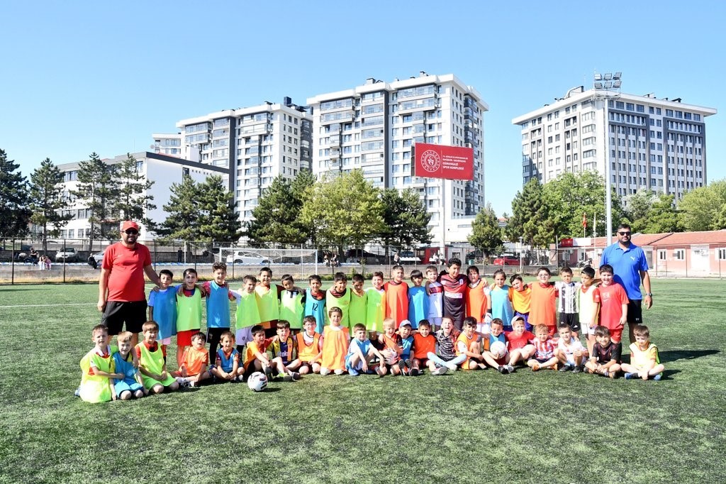 eskisehir-de-gsb-spor-okullari-nda-futbol-heyecani-hiz-kesmiyor