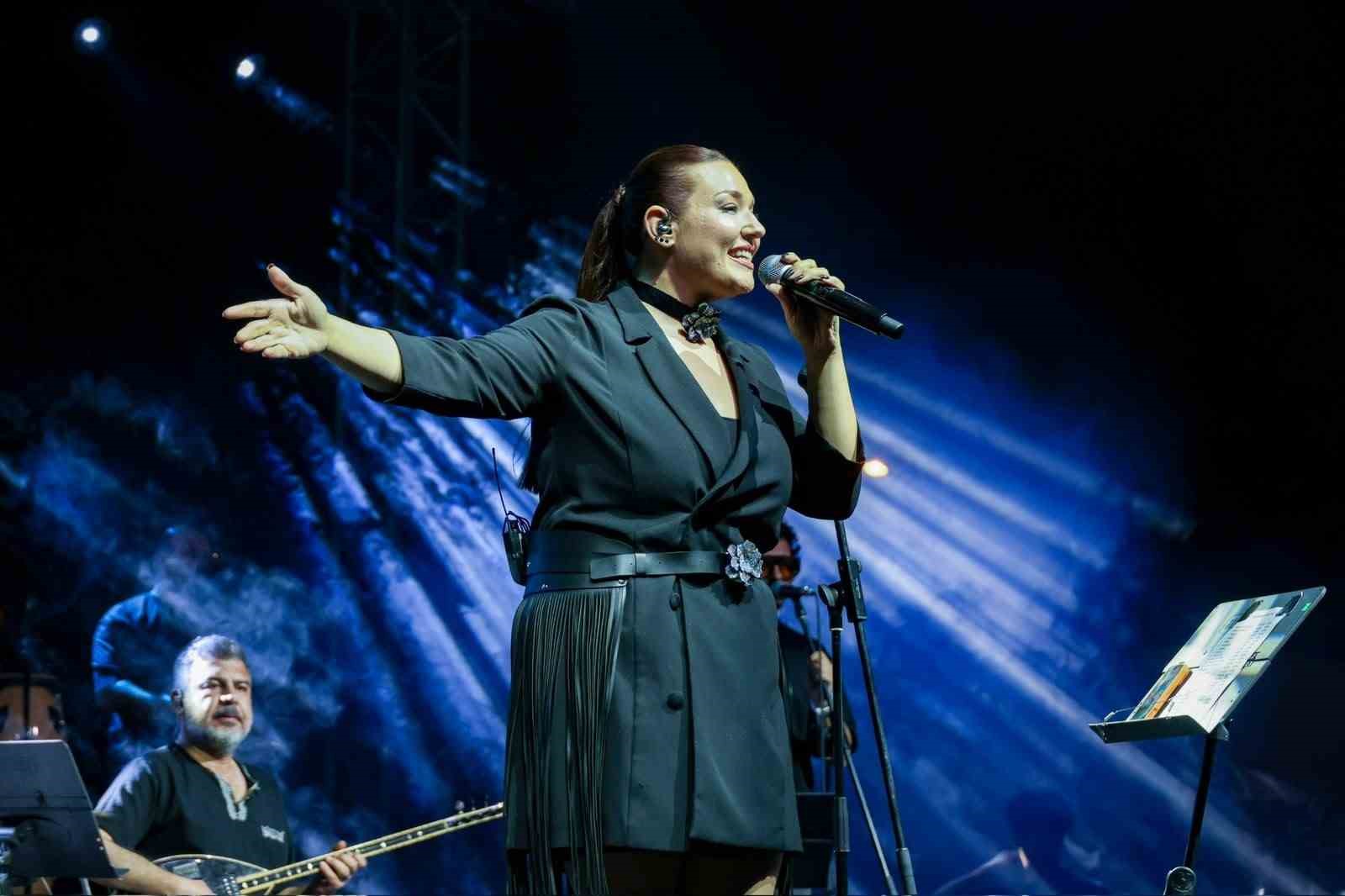 tugce-kandemir-bileciklileri-costurdu