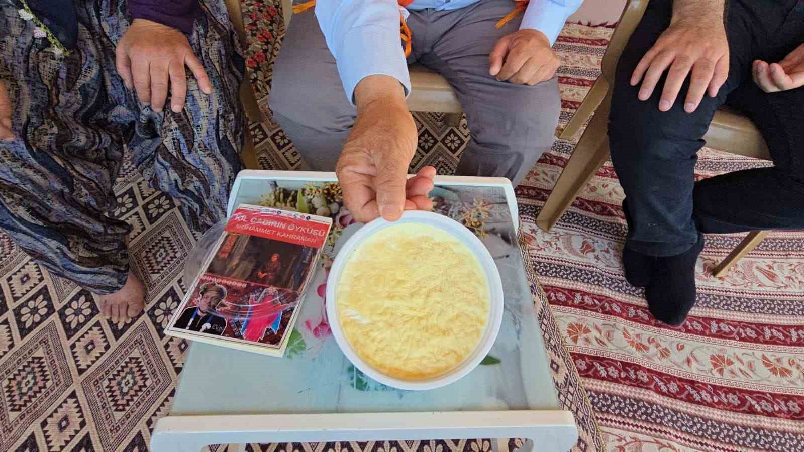 yanik-kokusu-ve-sert-kivamiyla-tavas-yogurdu-damaklarda-iz-birakiyor