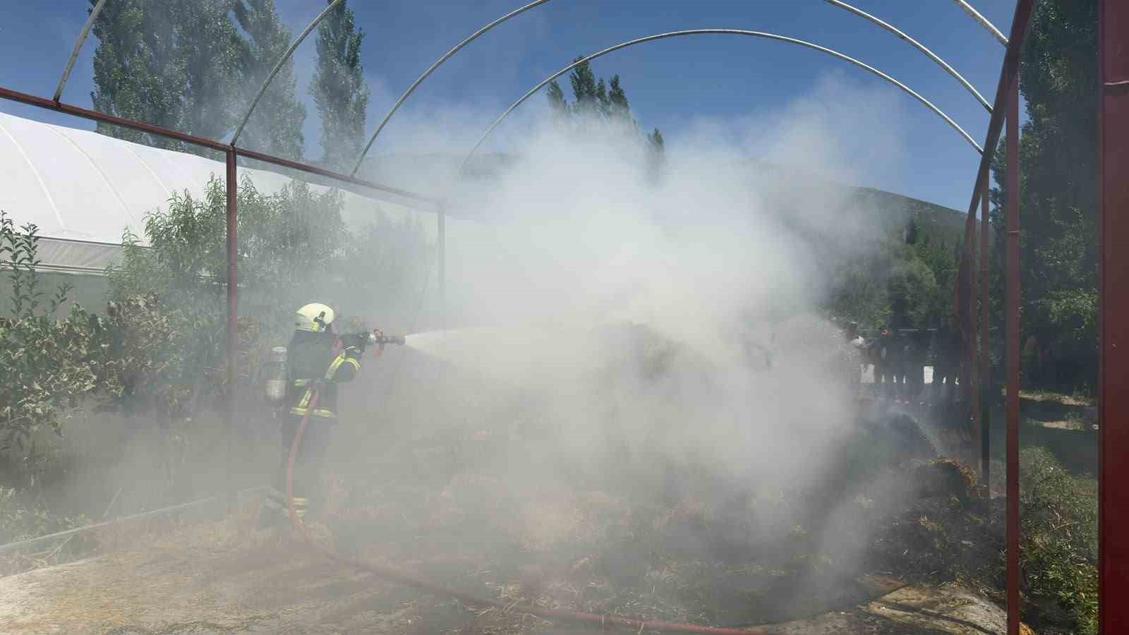 burdur-da-ev-bahcesinde-cikan-yanginda-2-ton-arpa-kul-oldu