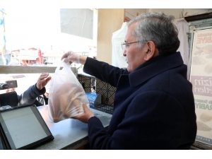 Beykoz Adayı Murat Aydın İhe’de Vatandaşlara Ekmek Dağıttı, Pazarın Nabzını Tuttu