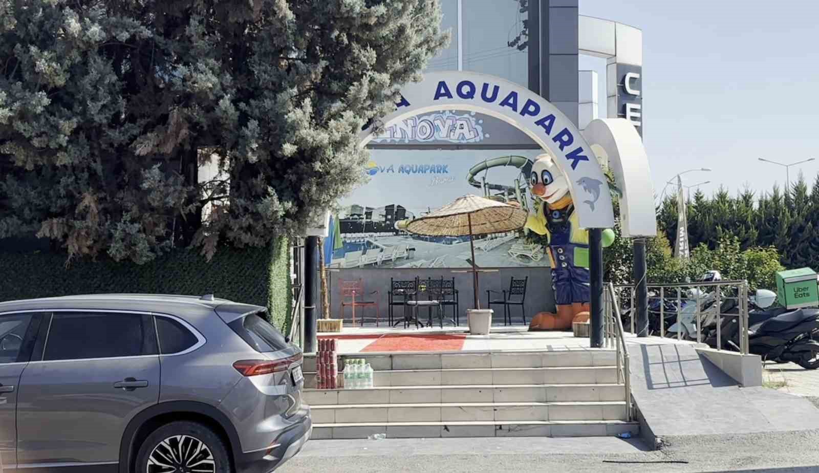 yasi-kucuk-temizlikci-havuz-kaydiragindan-dusup-agir-yaralandi