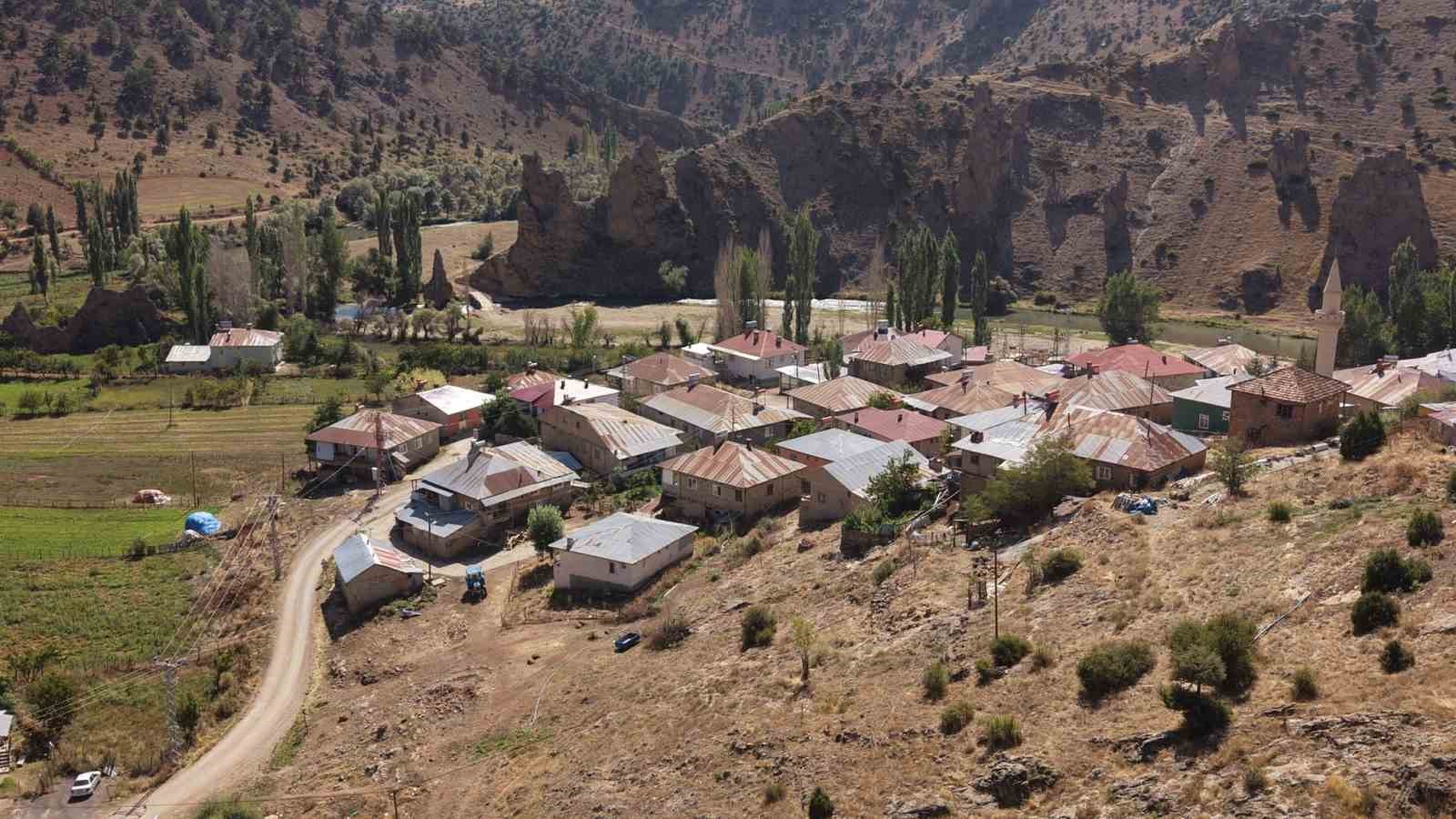 tufanbeyli-de-kayaliklarin-arasinda-tarih-ve-doga-izleri