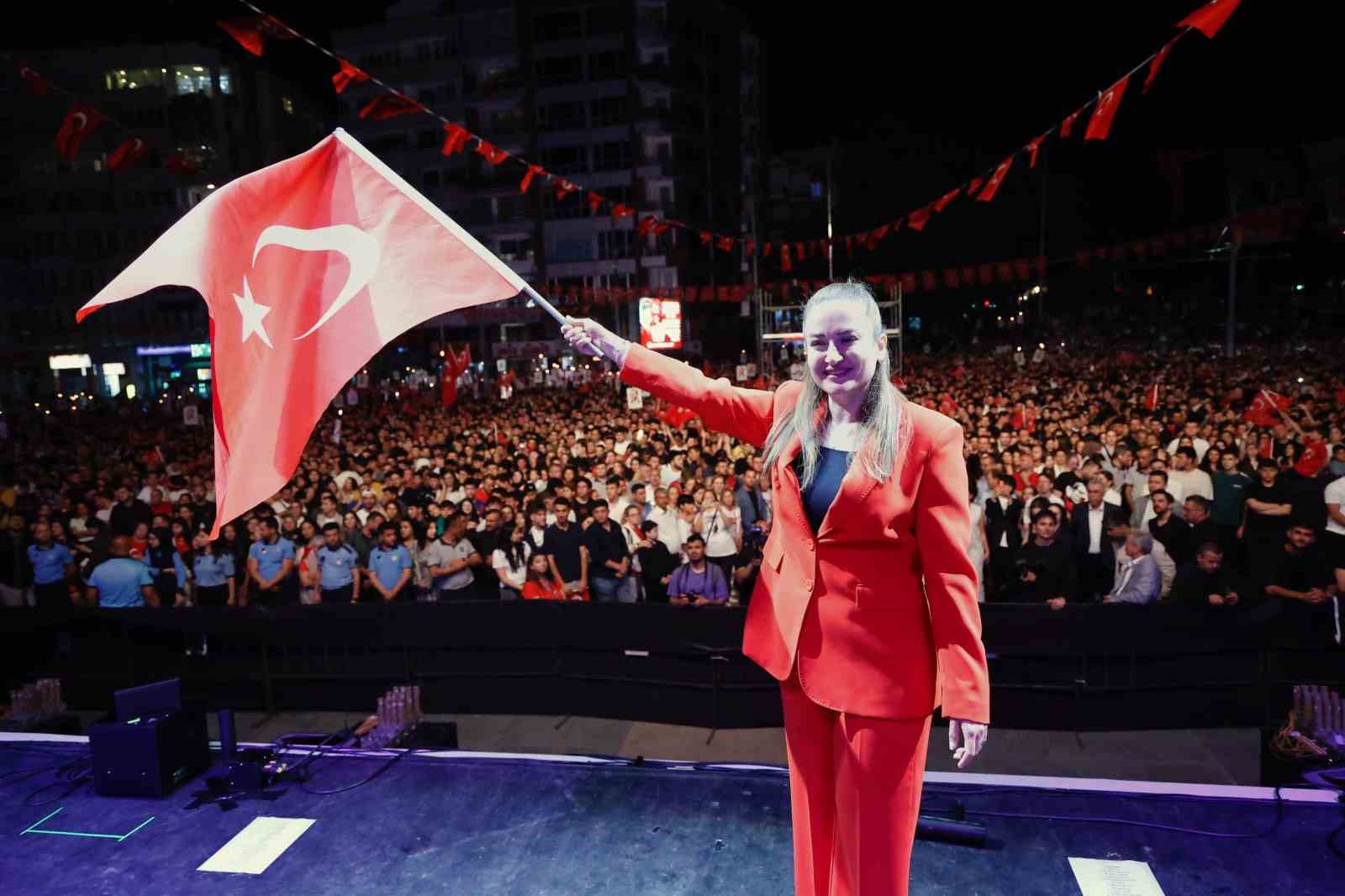 busra-ozdemir-ataturk-un-samsun-da-yaktigi-mesale-gencligin-gozlerinde-parildiyor