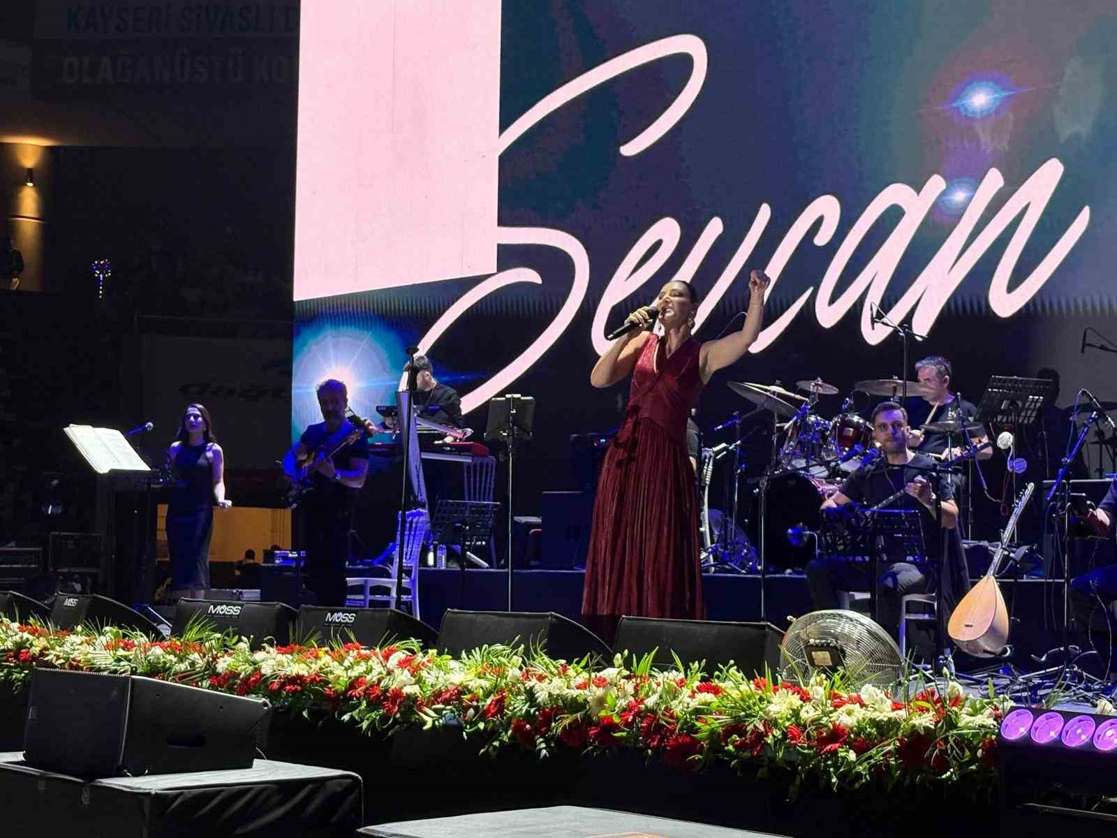 kayseri-de-sevcan-orhan-ruzgari-esti