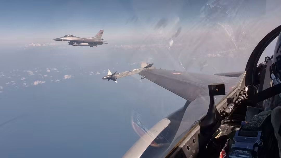 f-16-savas-ucaklarindan-karadeniz-de-egitim-ucusu
