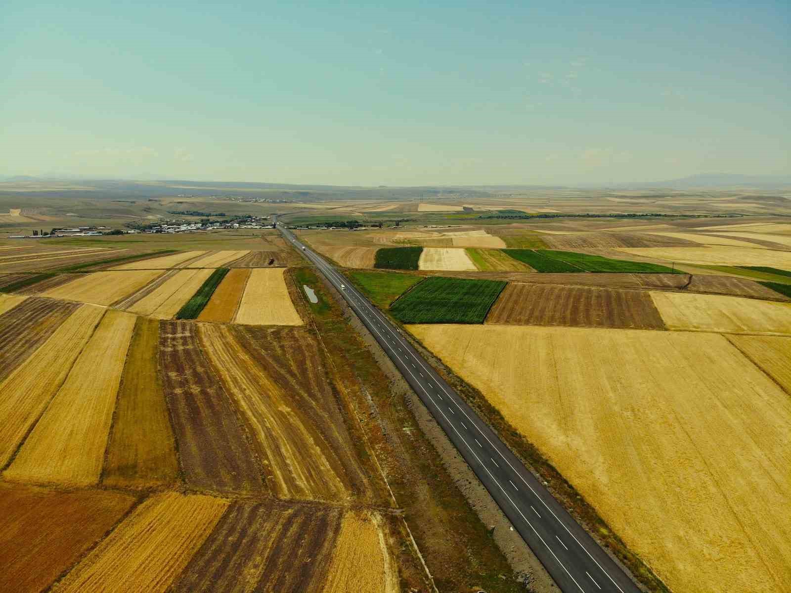 kars-ta-tarim-arazileri-havadan-goruntulendi-tarlalar-hali-ve-kilim-desenlerini-aratmadi