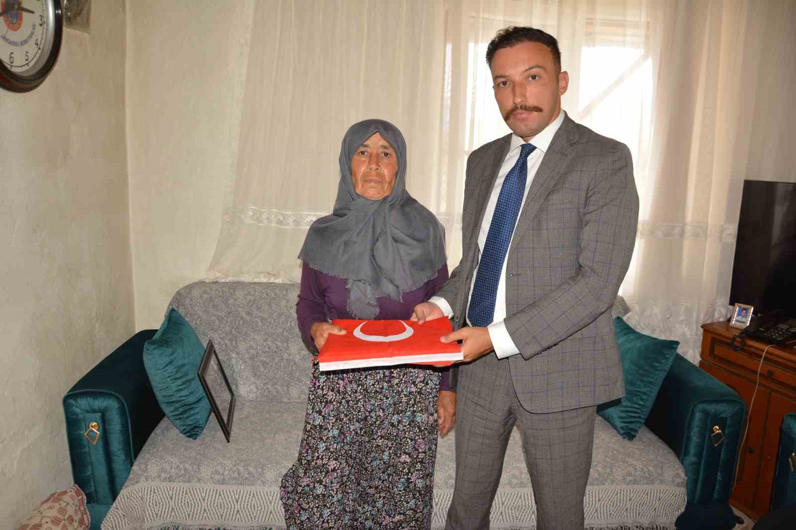 bassavci-ozan-kapici-sehit-annesini-evinde-ziyaret-etti