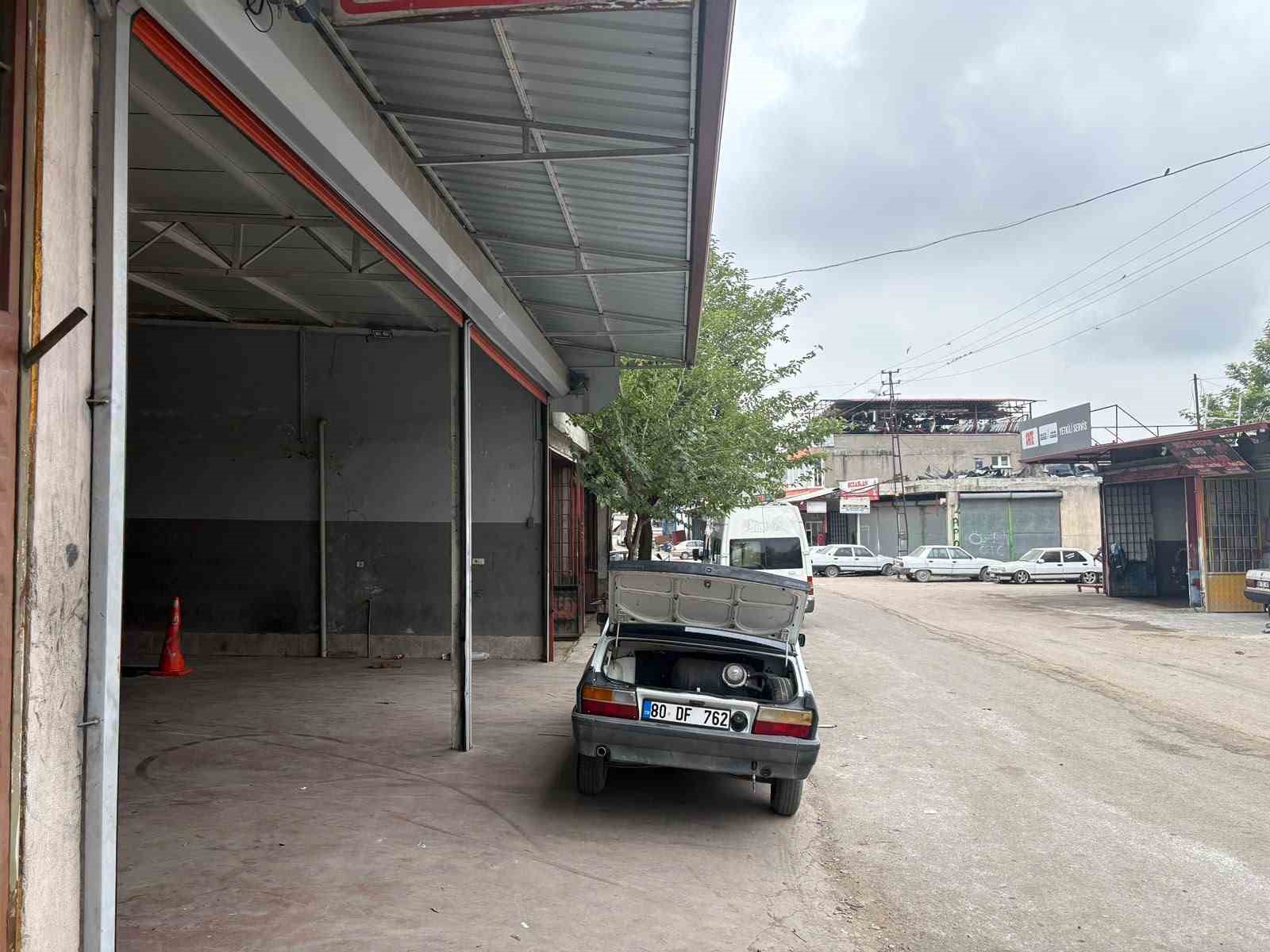 el-freni-cekilmeyen-traktor-metrelerce-ilerledi-yoldan-gecen-surucu-durdurdu