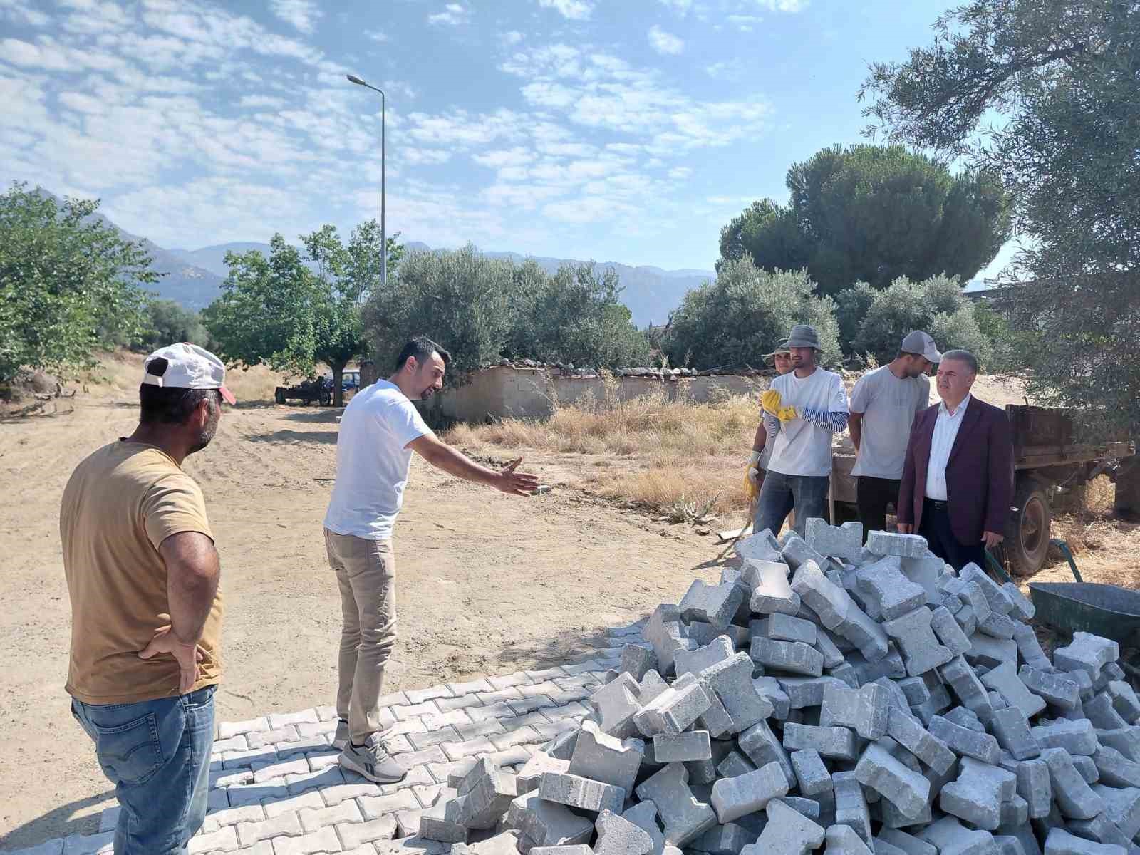 buharkent-te-bozulan-sokaklarda-kilit-parke-calismasi-suruyor