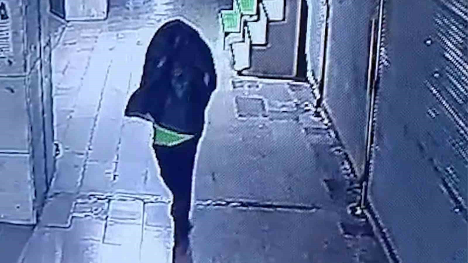 taninmamak-icin-basina-cop-poseti-gecirip-yangin-cikaran-sahis-kameralara-yakalandi