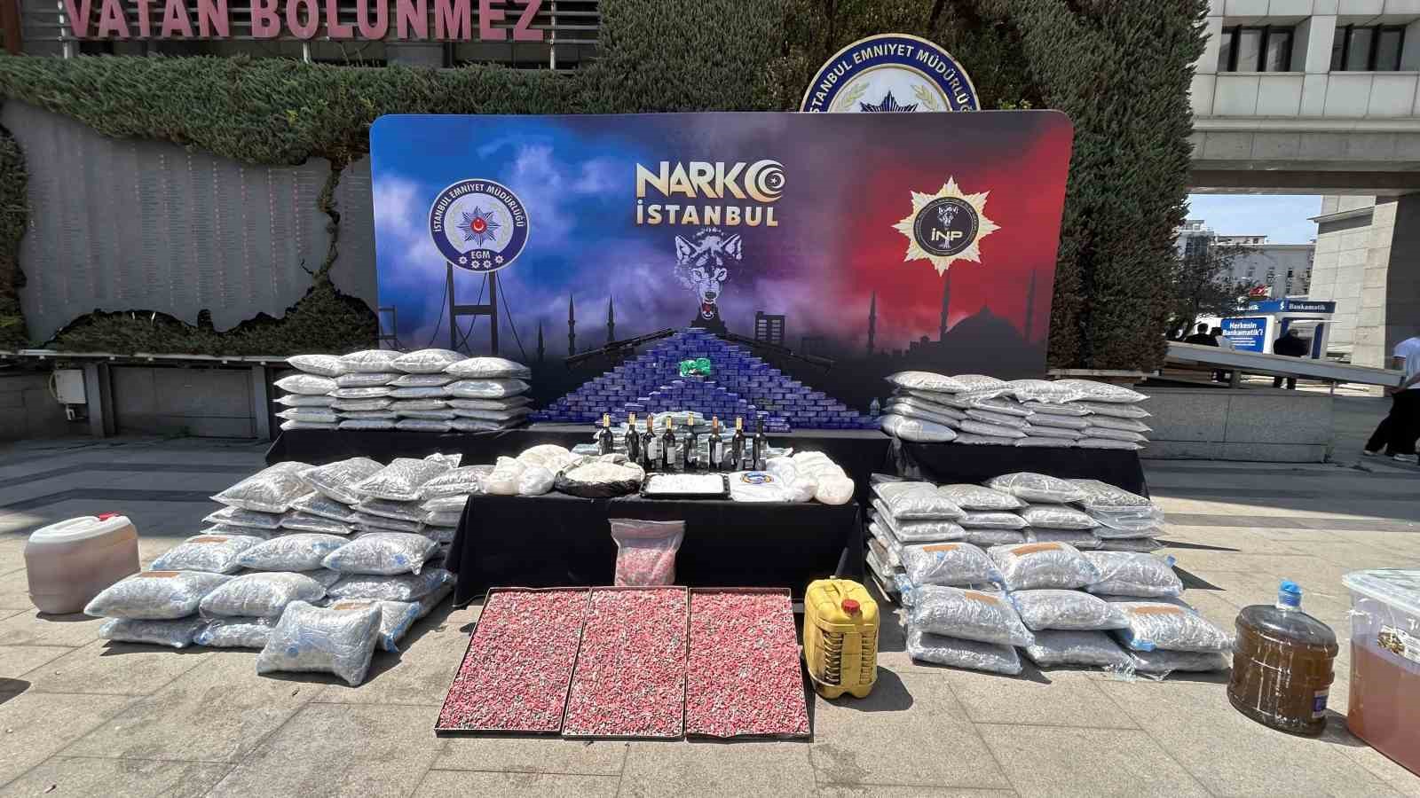 istanbul-da-son-iki-haftada-80-torbaci-yakalandi-ele-gecirilen-1-ton-uyusturucu-emniyette-sergilendi