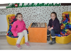 Minikler Bir Araya Gelip Köy Okuluna Kütüphane Kurdu