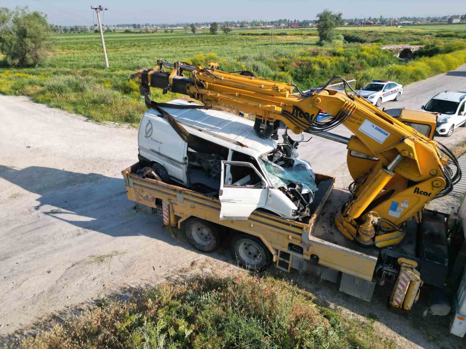 yolcu-treni-hemzemin-gecitte-sikisan-kamyoneti-yaklasik-200-metre-surukledi