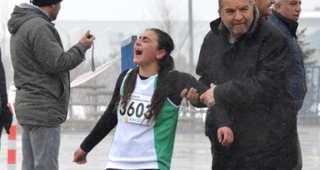 Yarışlarda Öğretmenine Verdiği Sözü Tutamayan Öğrenci Pistte Hüngür Hüngür Ağladı