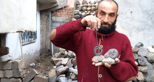 Çocukluğundan Beri Taş Biriktiren Vatandaş, Yetkililere Çağrıda Bulundu