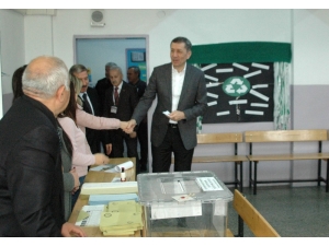 Milli Eğitim Bakanı Ziya Selçuk, Oyunu Kullandı