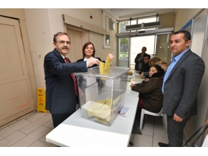 Zihni Şahin Eşi İle Birlikte Oyunu Kullandı