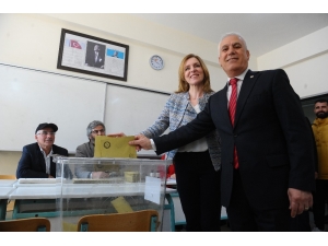 Bursa Büyükşehir Belediye Başkan Adayı Mustafa Bozbey Oyunu Kullandı