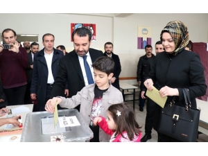 Elazığ’da Ak Parti Ve Mhp’li Başkan Adayları Oylarını Kullandı