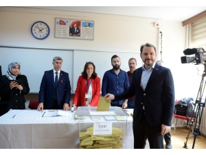Berat Albayrak, Eşi Esra Albayrak İle Beraber Üsküdar’da Oyunu Kullandı