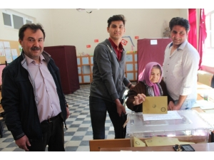 Yaşlı Kadın Sandalyeyle Oy Kullanmaya Getirildi