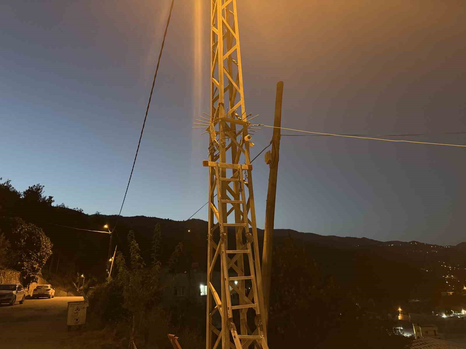 osmaniye-de-elektrik-diregine-kamera-takarken-akima-kapilan-isci-agir-yaralandi
