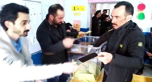 Talihsiz Vatandaş, Cep Telefonunu Seçim Sandığına Düşürdü
