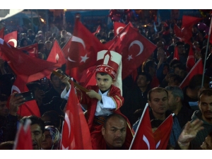 Denizli’de Ak Partililer Kutlamalara Başladı