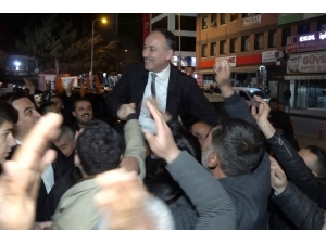 Yeniden Seçilen Saygılı Omuzlarda Taşındı