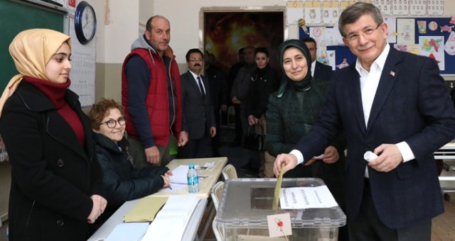 Oy Sayımına Başlanmasının Ardından Parti Kuracağı Konuşulan Davutoğlu'ndan İlk Açıklama Geldi