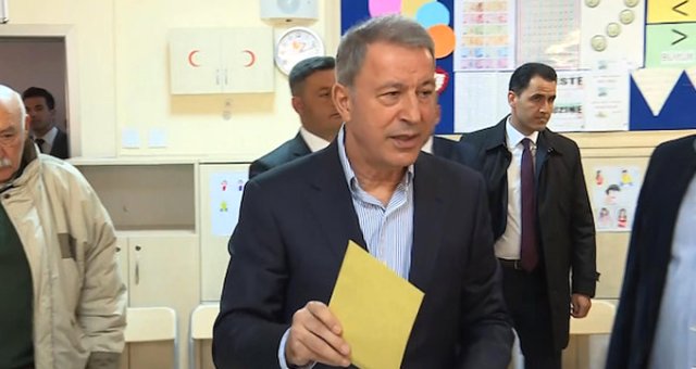 Bakan Akar'ın Oy Kullandığı Sandıkta Mansur Yavaş Fark Attı